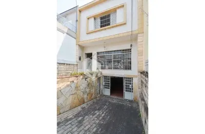Casa acolhedora com espaço gourmet e churrasqueira, com 3 dormitórios, 2 banheiros bem distribuídos