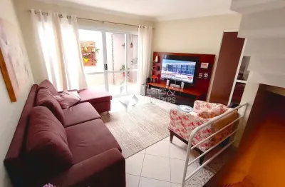 Sobrado em cond. com 180m² com 3 dorms sendo 1 suíte, amplo espaço com churrasqueira, planejado na