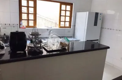 Sobrado à venda com 4 quartos, sendo 3 suítes, e 5 banheiros com 163m²  localizado na Rua Curupaiti