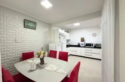 Casa à venda no bairro nova esperança em balneário camboriú com 03 quartos, 01 suíte, 02 vagas de garagem e churrasqueira