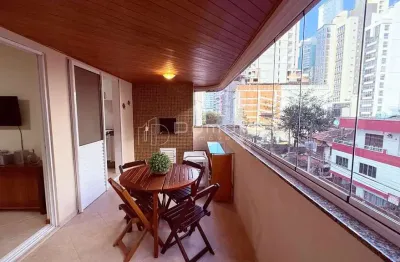 Apartamento mobiliado à venda na segunda quadra em balneário camboriú com 02 quartos, 01 suíte, sacada com churrasqueira a carvão e 01 vaga de garagem