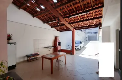 Casa térrea reformada, com 03 dormitórios ,com amplo quintal