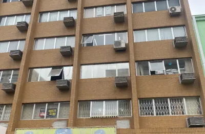 Vende-se sala comercial no centro de curitiba/aceita carro ou moto como parte do pgto..