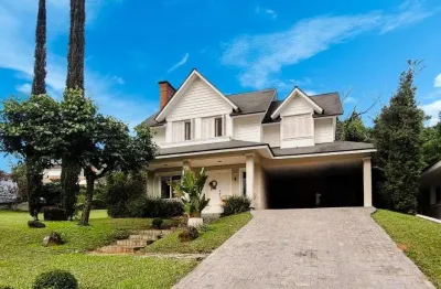 Residência sofisticada em condomínio fechado de alto padrão!