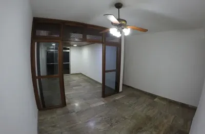 Excelente apartamento de 3 quartos com suíte, dependência completa de empregada e 2 vagas de garagem.