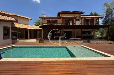 Refúgio contemporâneo na fazenda vila real com vista permanente para a mata, 5 suítes e piscina com prainha