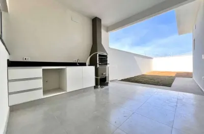 Casa térrea com três suítes e quintal amplo para locação no condomínio garden ville