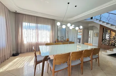 Ampla casa com piscina, àrea gourmet e terreno de 1.100 m²