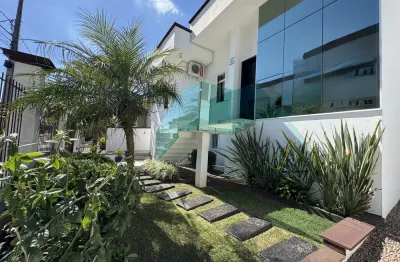 Casa ampla com piscina e mobiliada  imóvel com exclusividade de venda!  - ótima localização, casas de alto padrão na vizinhança - fica totalmente mobiliada