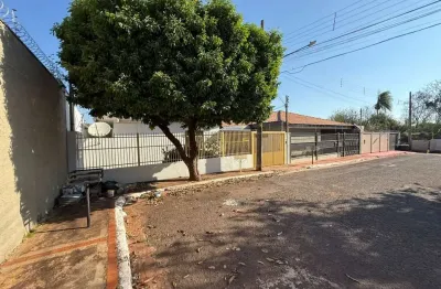 Casa com 3 quartos para alugar na Rua Magnetita, 22, Coopharádio, Campo Grande
