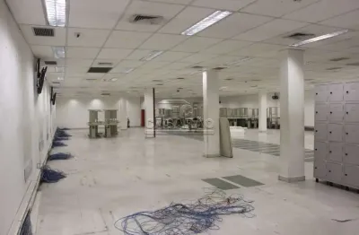 Terreno de 3.009m² e área útil de 2.737m² (fora as vagas de garagem)