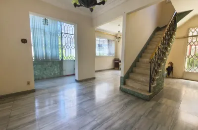 linda casa independente em Santa Teresa, com vaga para 3 carros e excelente ponto extrategico.