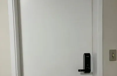 Sala comercial moderna com copa e vaga em prédio estruturado no bosque da saúde
