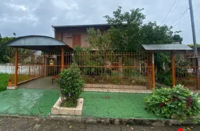 Ótima casa de dois pavimentos localizada no bairro restinga