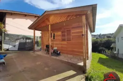 Terreno com 2 casas pré-fabricadas recém-construídas