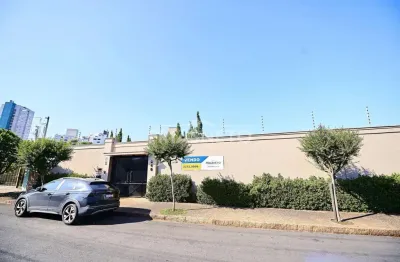 Casa de alto padrão em esquina privilegiada no bairro clube de campo