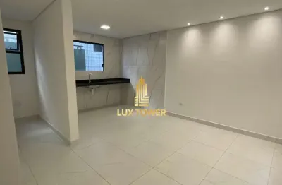 Casa triplex com 80m2 sendo 2 quartos, 2 suítes e garagem c/churrasqueira