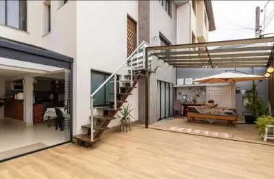 Sobrado à venda, AGUA VERDE, apenas 2 quadras da Avenida Kennedy