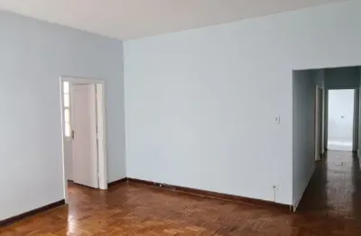 Diferenciado Apartamento com terraço, com 80 m2 e 2 qts. na Vila Mariana a 350 mts. da Estação Ana Rosa.