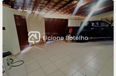 Casa com 3 quartos à venda no Planalto, Uberlândia 
