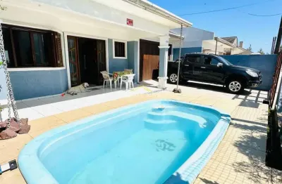 Casa com piscina a 100 metros do mar em atlântida sul