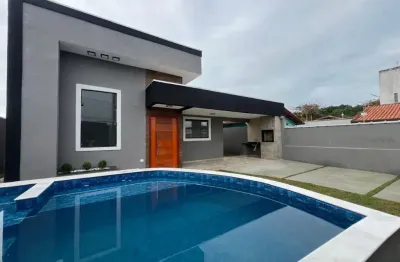 Casa com nova com piscina na praia em Itanháem