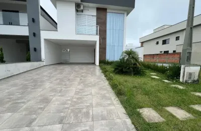 Casa nova com piscina em condominio fechado na praia