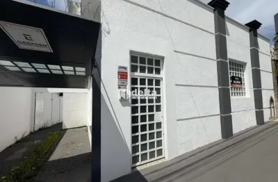 Casa comercial disponível para locação no bairro Centro em Uberlândia-MG