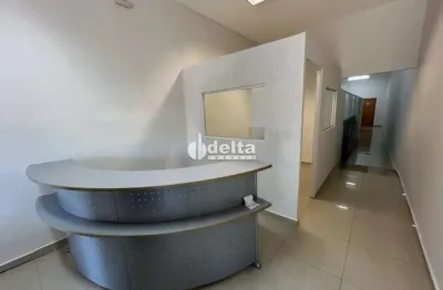 Loja disponível para locação e venda no bairro santa mônica em uberlândia-mg