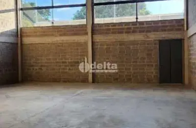 Galpão comercial disponível para locação no bairro umuarama em uberlândia-mg