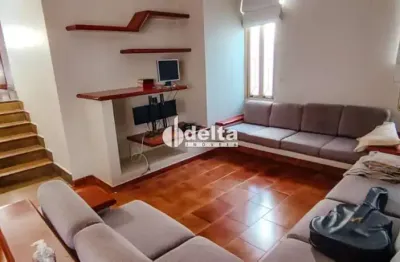 Casa residencial com 3 quartos sendo 2 suítes, disponível para locação e venda no bairro Saraiva em Uberlândia-MG.