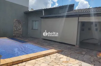 Casa residencial disponível para Locação no bairro Santa Mônica em Uberlândia-MG.