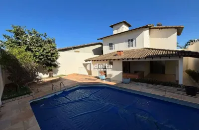 Casa com 4 quartos sendo 2 suítes disponível para locação no bairro Morada da Colina em Uberlândia-MG