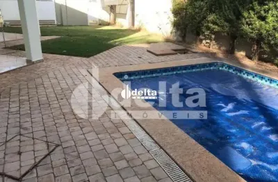 Casa térrea no condomínio jardins roma disponível para locação no bairro nova uberlândia-mg