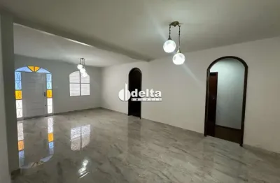 Casa comercial disponível para locação no bairro fundinho em uberlândia-mg