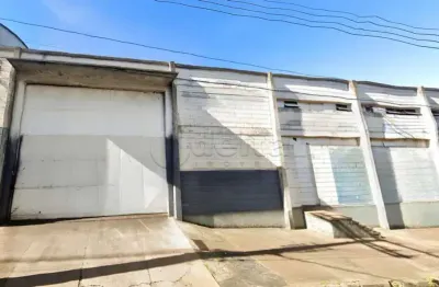 Galpão com 900m² de área construída, disponível para locação no bairro brasil em uberlândia-mg