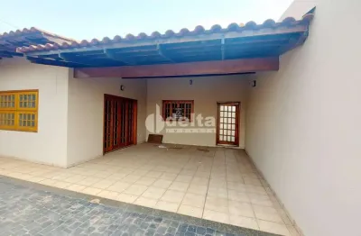 Casa residencial disponível para locação e venda no bairro Umuarama em Uberlândia-MG