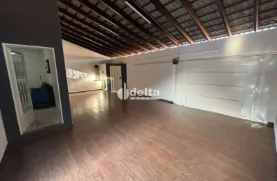 Casa residencial mobiliada com 3 quartos sendo 1 suíte  disponível no bairro laranjeiras em uberlândia - mg.