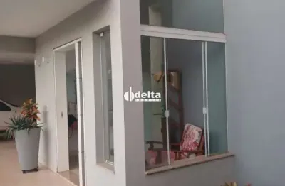 Casa no condomínio paradiso ecológico disponível para locação no bairro granja marileusa em uberlândia-mg