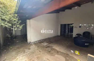 Casa residencial com 4 quartos sendo 1 suíte, disponível para locação e venda no bairro Santa Luzia em Uberlândia-MG