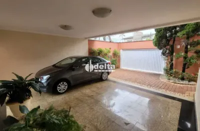 Casa com 4 quartos sendo 2 suíte residencial disponível para locação e venda no bairro Umuarama em Uberlândia-MG