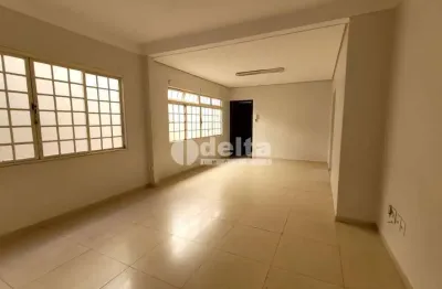 Casa disponível para locação no bairro Saraiva em Uberlândia-MG