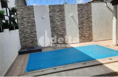 Casa com 3 quartos sendo 1 suíte, disponível para locação no bairro Cidade Jardim em Uberlândia-MG