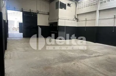 Galpão disponível para locação no bairro nossa senhora das graças em uberlândia-mg