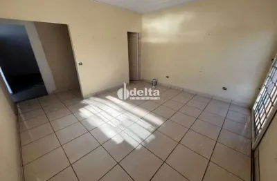 Casa residencial ou comercial com comodo de comercio,bairro: jardim canaã,uberlandia mg