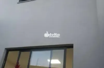 Casa no condomínio bosque karaiba disponível para locação e venda em uberlândia-mg.