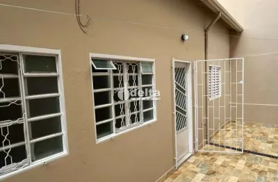 Casa disponível para locação no bairro santa mônica em uberlândia-mg