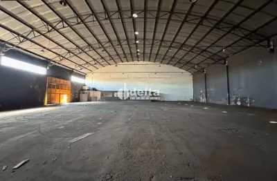 Galpão disponível para locação no bairro Custódio Pereira em Uberlândia-MG.