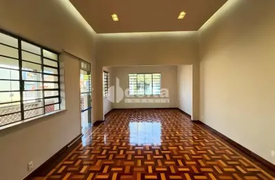 Casa comercial disponível para locação e venda no bairro centro em uberlândia-mg