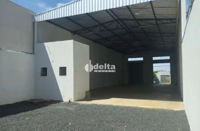 Galpão disponível para locação no bairro brasil em uberlândia-mg.
